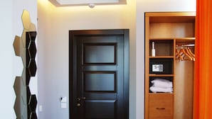 Deluxe Room | Premium bedding, minibar, in-room safe, desk - Beehive Hotel Odessa (Odesa)