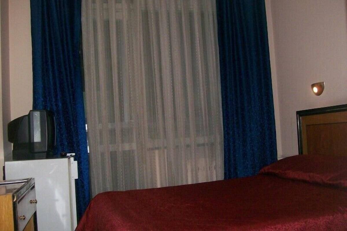 Minibar, desk, laptop workspace, WiFi (free)