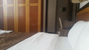 2 bedrooms, minibar, desk, laptop workspace