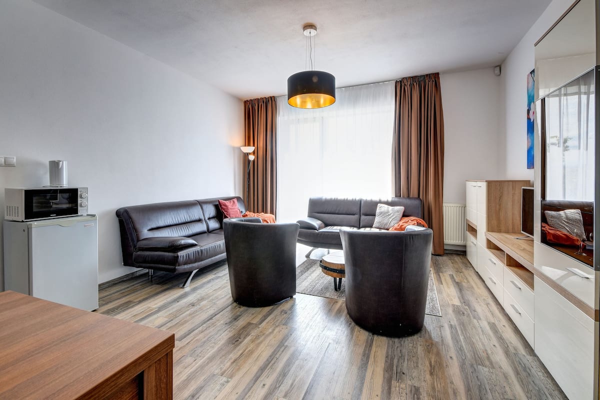 Appartement, 2 chambres (B) | Coin séjour | Télévision à écran plat de 55 cm avec chaßnes par satellite, télévision