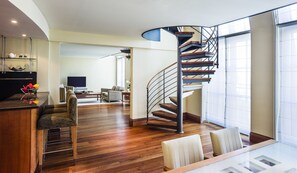 Dúplex Deluxe, 1 habitación | Zona de estar | Una televisión de pantalla plana, un reproductor de DVD