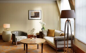 Flat-screen TV, DVD player, pay movies - Apartment Residences at Park Hyatt (Hamburg)