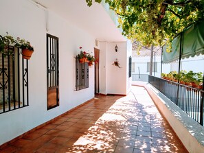 Property entrance - Pensión Mari (Cortes y Graena)