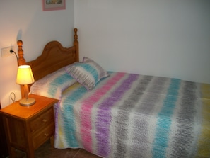 Single Room, Shared Bathroom | In-room safe, desk, blackout curtains, soundproofing - Pensión Mari (Cortes y Graena)