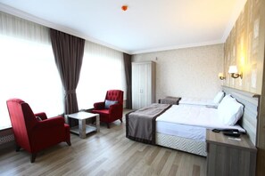 Habitación triple económica | Minibar, escritorio, wifi gratis y ropa de cama