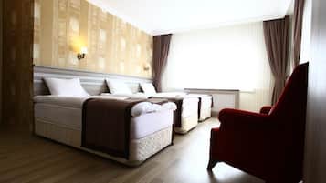 Habitación triple económica | Minibar, escritorio, wifi gratis y ropa de cama
