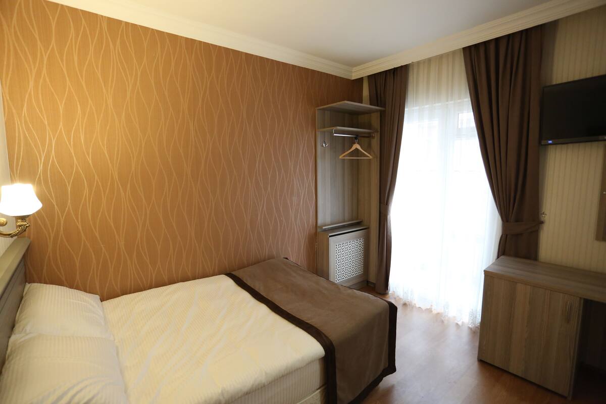 Minibar, desk, WiFi (free), bed sheets