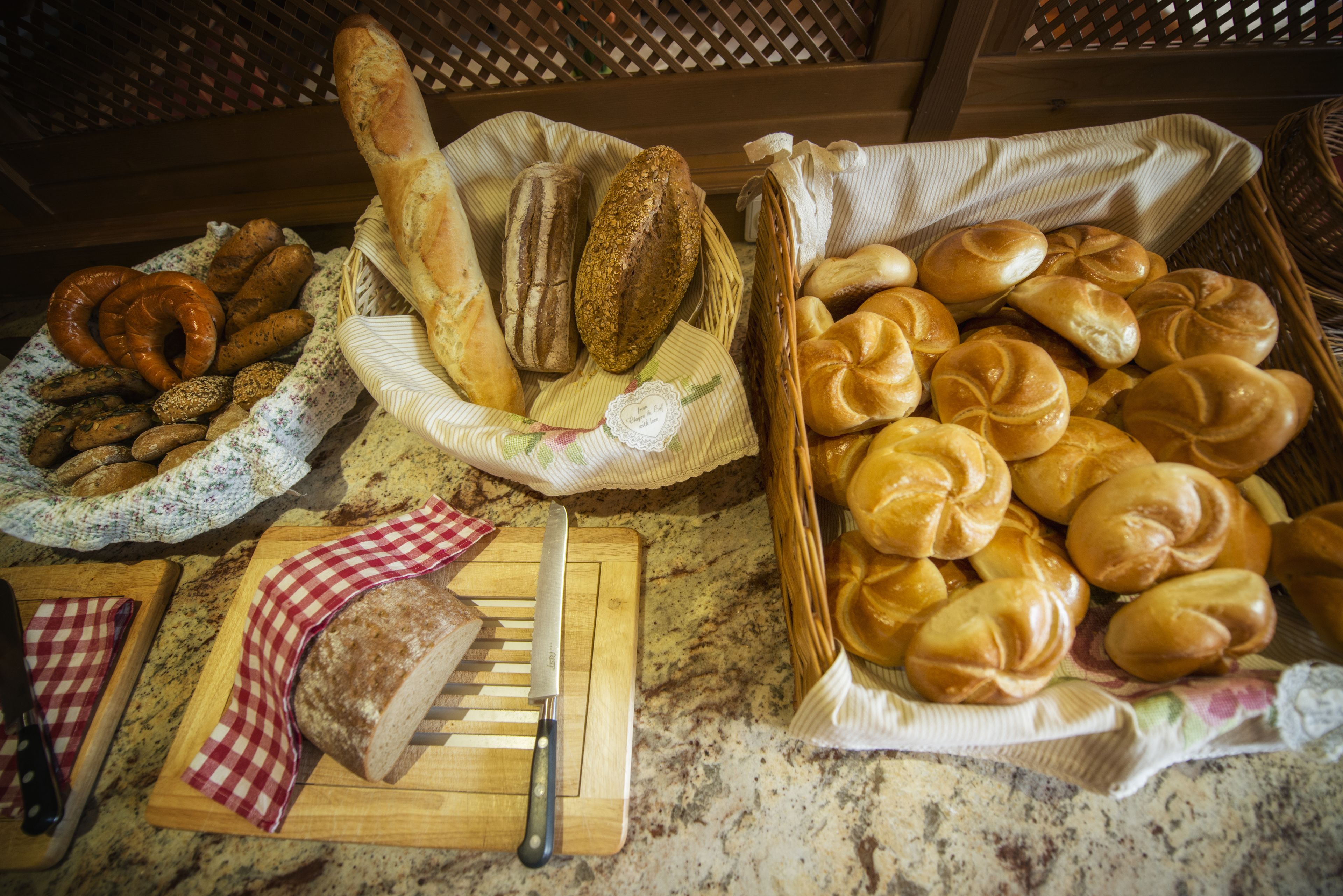 Variedad de panes y pasteles sobre una encimera de cocina.