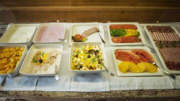 Tägliches Frühstücksbuffet (15 EUR pro Person)