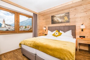 Ropa de cama de alta calidad y caja de seguridad en la habitación 