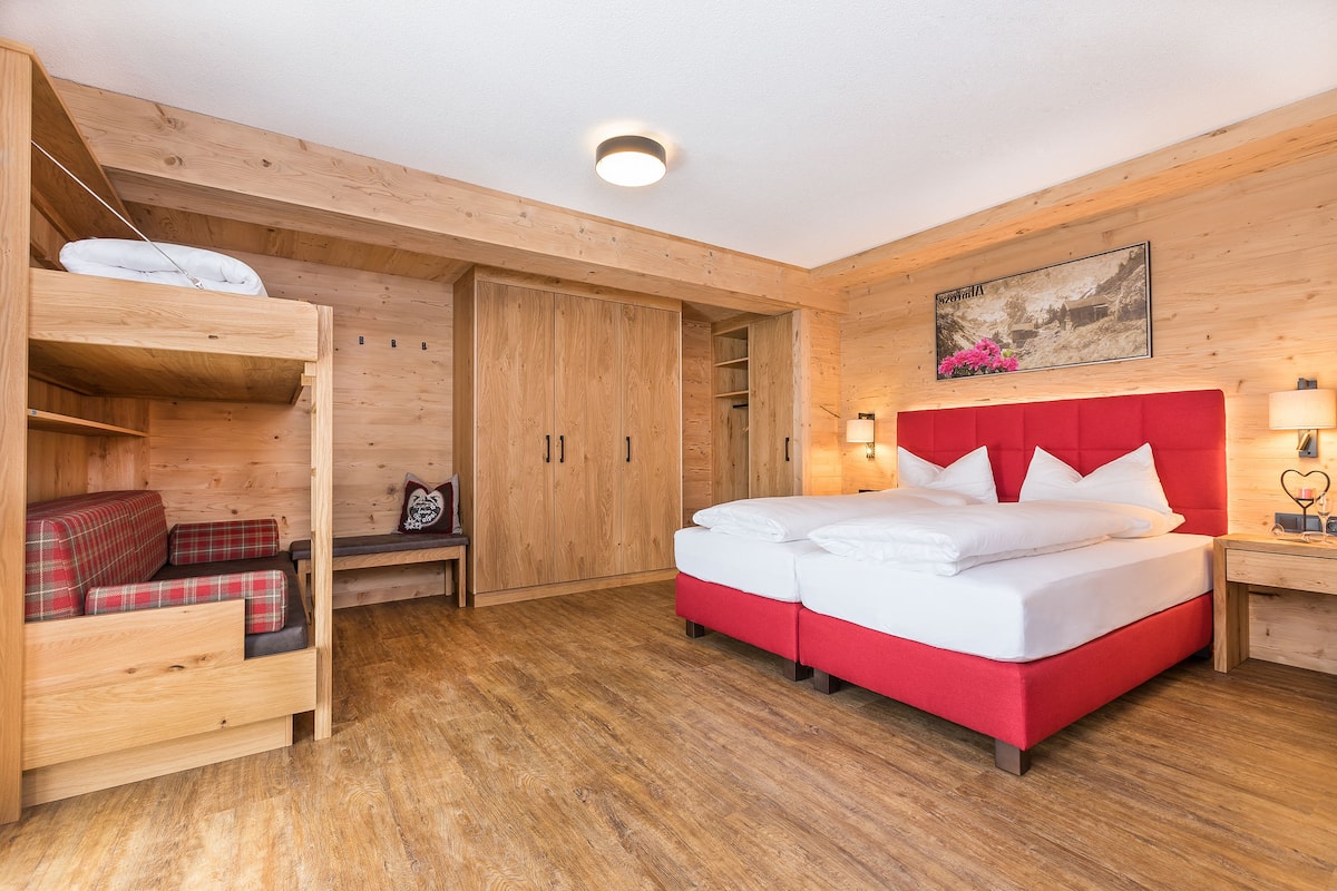 1 bedroom, premium bedding, in-room safe, desk