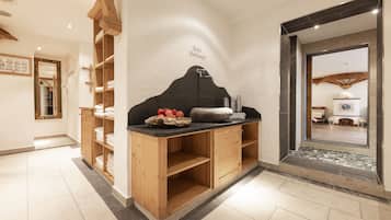 Masajes deportivos, reflexología, 1 sala de tratamiento y masajes