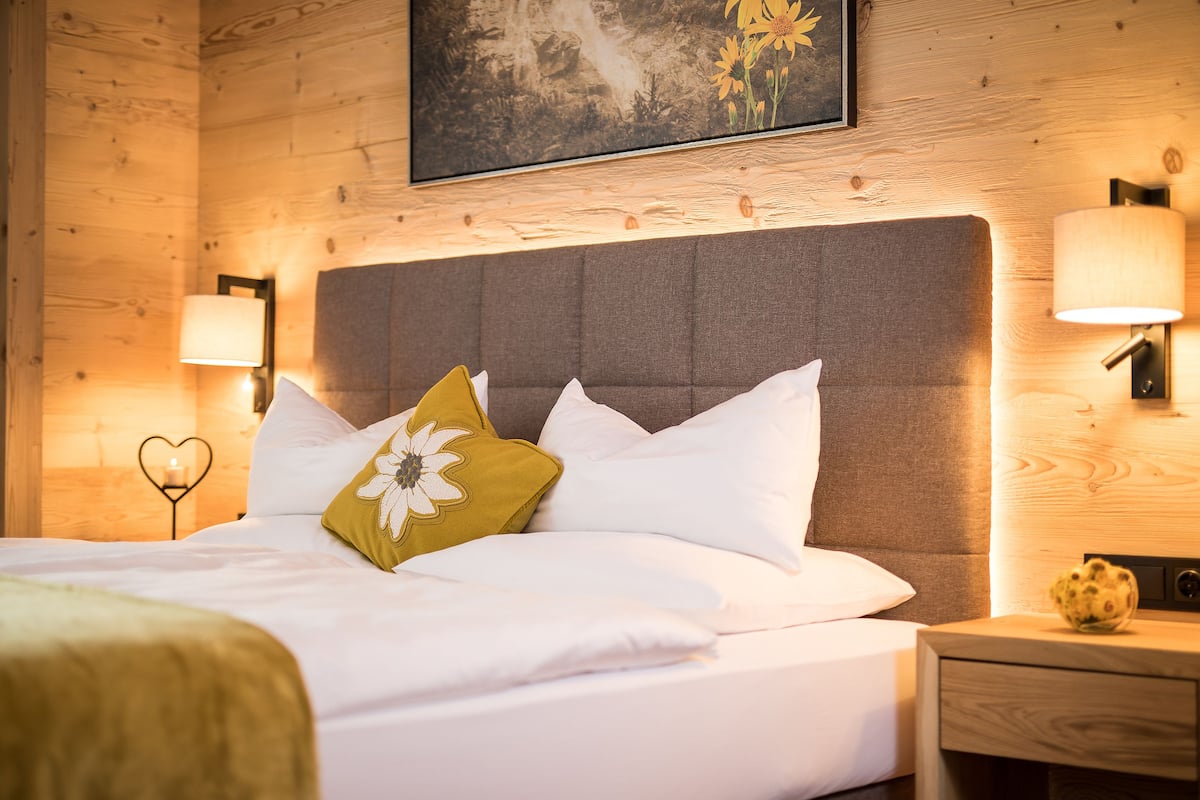 1 bedroom, premium bedding, in-room safe, desk