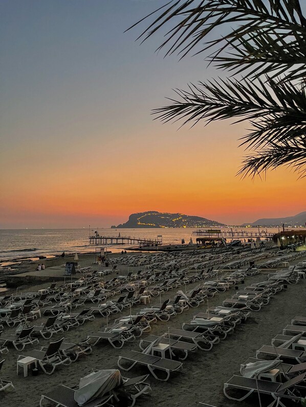 Plage à proximité, cabines gratuites, chaises longues, parasols