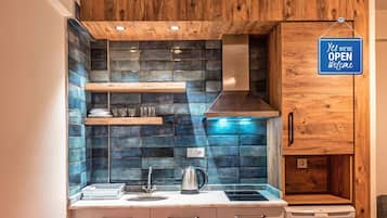 Frigorífic, placa de cuina i bullidora elèctrica