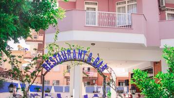 Se sirven desayunos, comidas, cenas y cocina turca