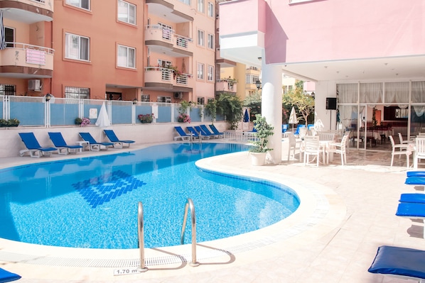 Una piscina al aire libre (de 08:30 a 19:30), sombrillas, tumbonas