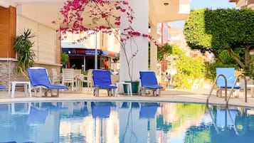 Una piscina al aire libre (de 08:30 a 19:30), sombrillas, tumbonas