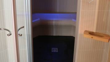 Enjoy a refreshing shower with a clear view from this compact shower enclosure featuring a shelf.