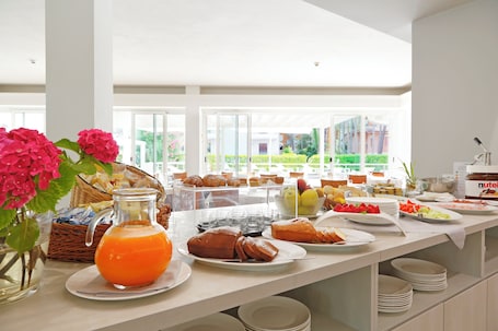 Colazione a buffet a pagamento, servita tutte le mattine . Hotel Smeraldo