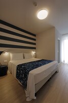 Comfort-herbergi | Öryggishólf í herbergi, skrifborð, vinnuaðstaða fyrir fartölvur