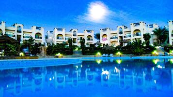 9 outdoor pools, pool umbrellas, pool loungers