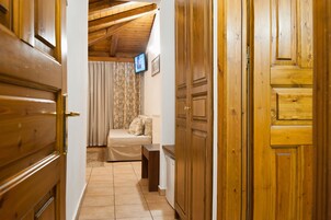 Escritorio, cunas gratuitas, wifi gratis y ropa de cama 