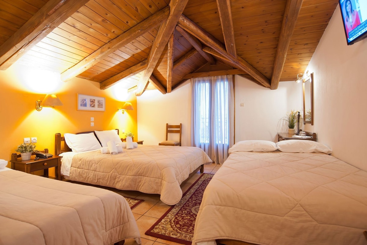 Desk, cribs (free), WiFi (free), bed sheets