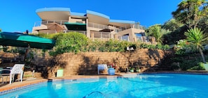 Outdoor pool, pool umbrellas, sun loungers - Over The Moon Guesthouse (Randburg)