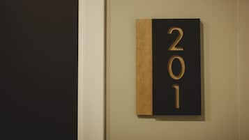 Departamento, baño privado (Riverside Suites) | 1 habitación, ropa de cama de alta calidad y decoración personalizada