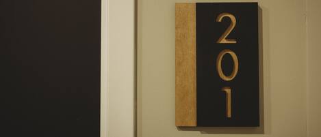 アパートメント 専用バスルーム (Riverside Suites) | 1 室のベッドルーム、高級寝具、客室ごとに異なる装飾、客室ごとに異なるインテリア