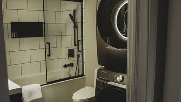 Departamento, baño privado (Riverside Suites) | Baño | Tina con regadera, amenidades de baño gratuitas, secadora de cabello