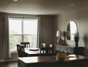 Apartamento, baño privado (Riverside Suites) | Servicio de comidas en la habitación