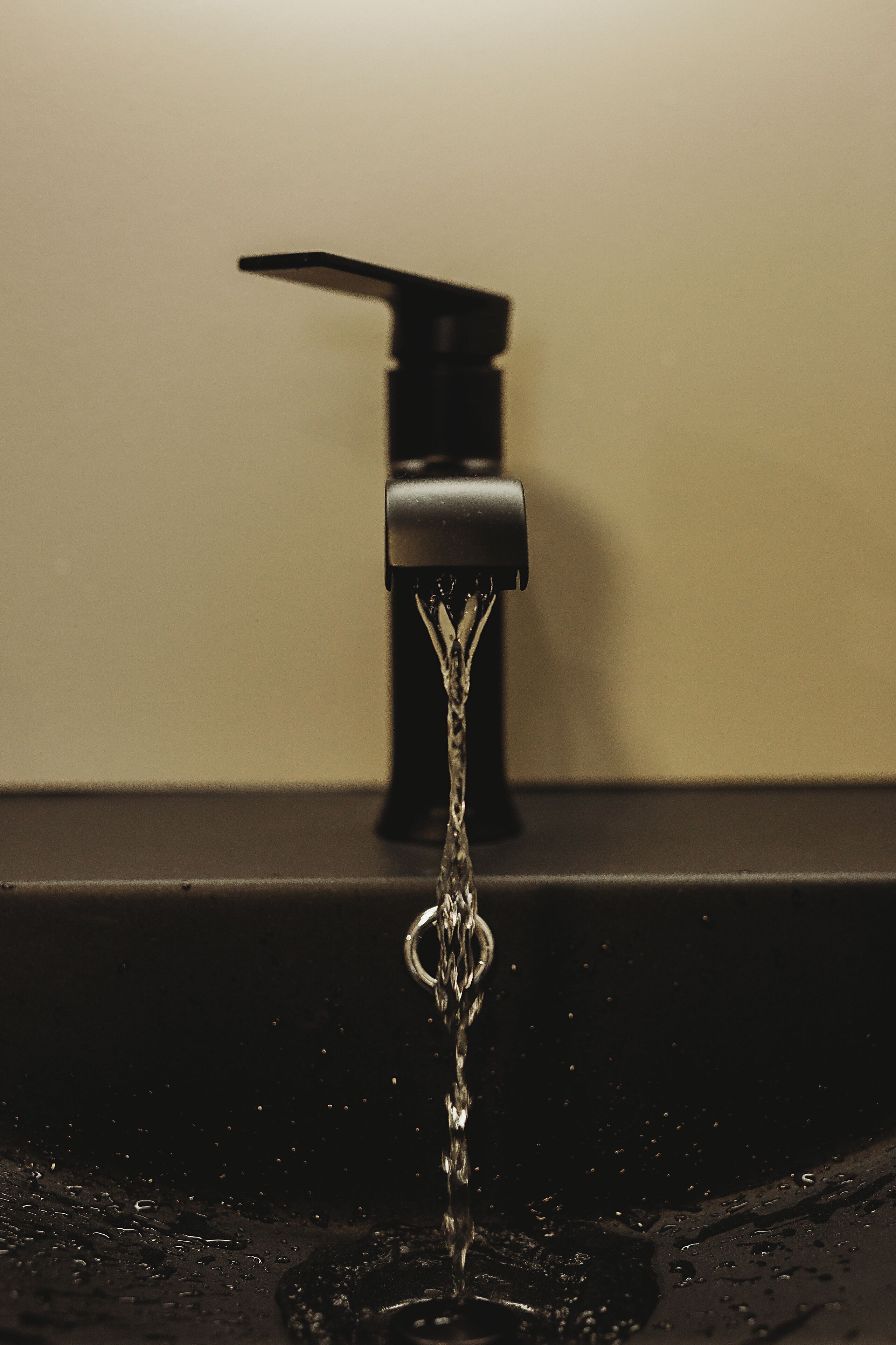Een kraan met stromend water in een wastafel.