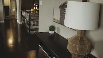 LĂ€genhet - privat badrum (Riverside Suites) | Vardagsrum | Platt-tv och dvd-spelare