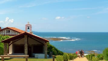 Una playa cerca