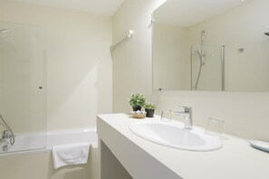 Studio, No housekeeping | Bathroom - Hôtel & Appart-hôtel Olatua, Bidart (Bidart)