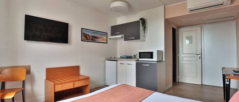 Habitación doble, cocina básica | 1 dormitorio, ropa de cama de alta calidad, caja fuerte y escritorio