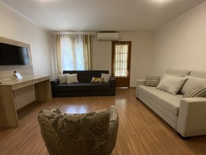 Dupleks Keluarga, pemandangan halaman | Area keluarga | Televisi LCD 29-inci dengan saluran TV kabel dan TV