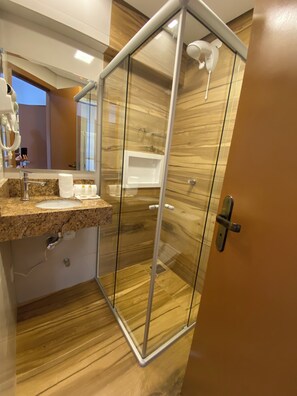 Comfort Room | Bathroom | Free toiletries, hair dryer, bidet, towels - Pousada Stillo Gramado (Gramado)