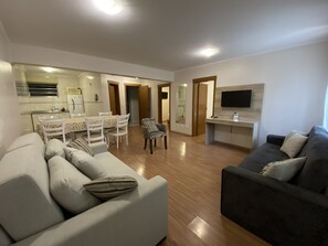 Dupleks Keluarga, pemandangan halaman | Area keluarga | Televisi LCD 29-inci dengan saluran TV kabel dan TV