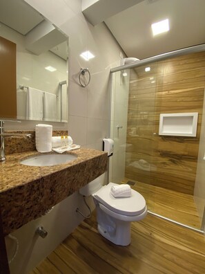 Comfort Room | Bathroom | Free toiletries, hair dryer, bidet, towels - Pousada Stillo Gramado (Gramado)