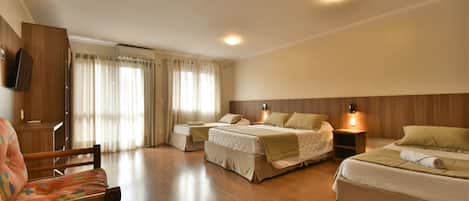 Habitación cuádruple estándar | 1 dormitorio, minibar, cortinas opacas y sistema de insonorización