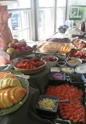 Desayuno con opciones de la cocina local incluido todos los días