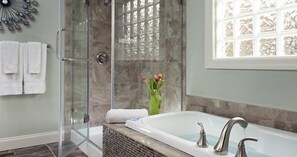 Chaumière, 1 très grand lit et 1 canapé-lit | Salle de bain | Baignoire à remous, articles de toilette (gratuits), peignoirs