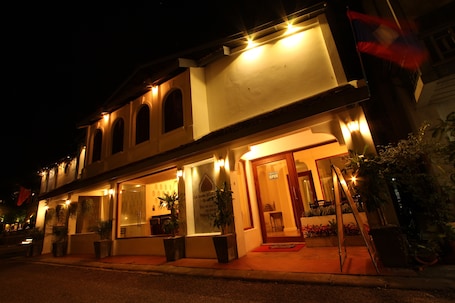 Fachada de la propiedad por la tarde o noche