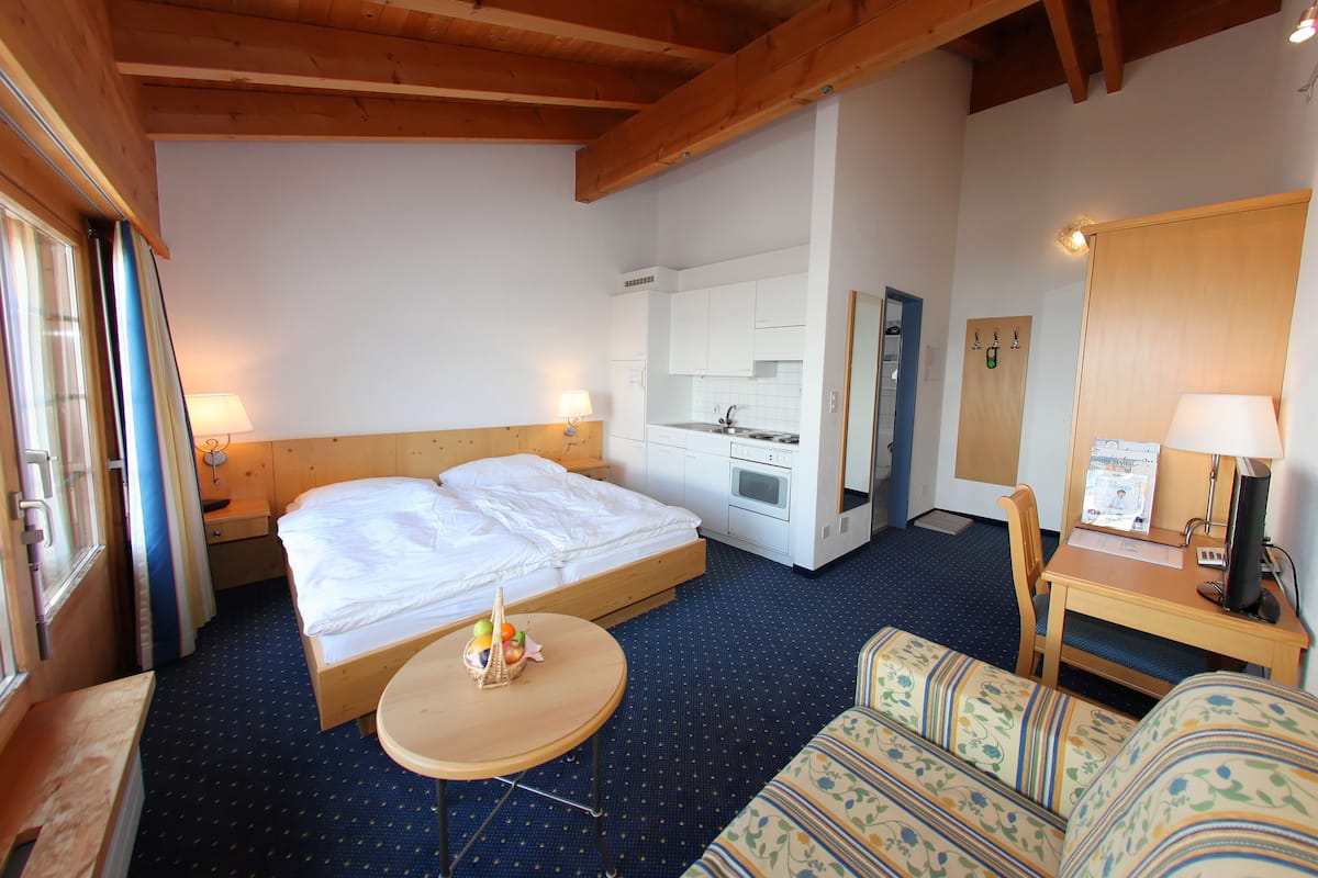 1 chambre, literie hypoallergĂ©nique, rideaux dâobscurcissement