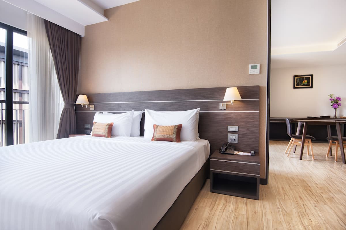 Suite (No Breakfast) | Cofres nos quartos, escrivaninha, cortinas blackout, Wi-Fi de cortesia