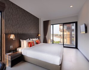 Deluxe Room (No Breakfast) | Värdeförvaringsskåp på rummet, skrivbord och mörkläggningsgardiner