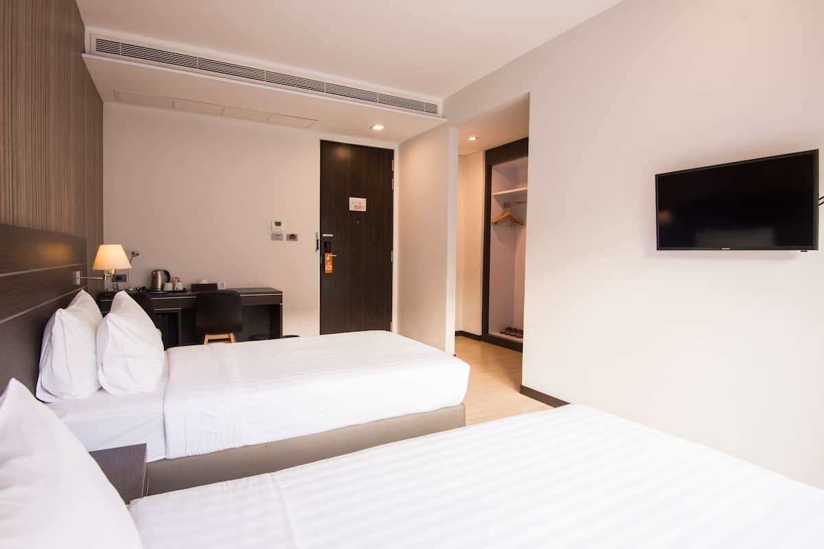 Superior Twin Room, 2 Twin Beds (No Breakfast) | Cofres nos quartos, escrivaninha, cortinas blackout, Wi-Fi de cortesia